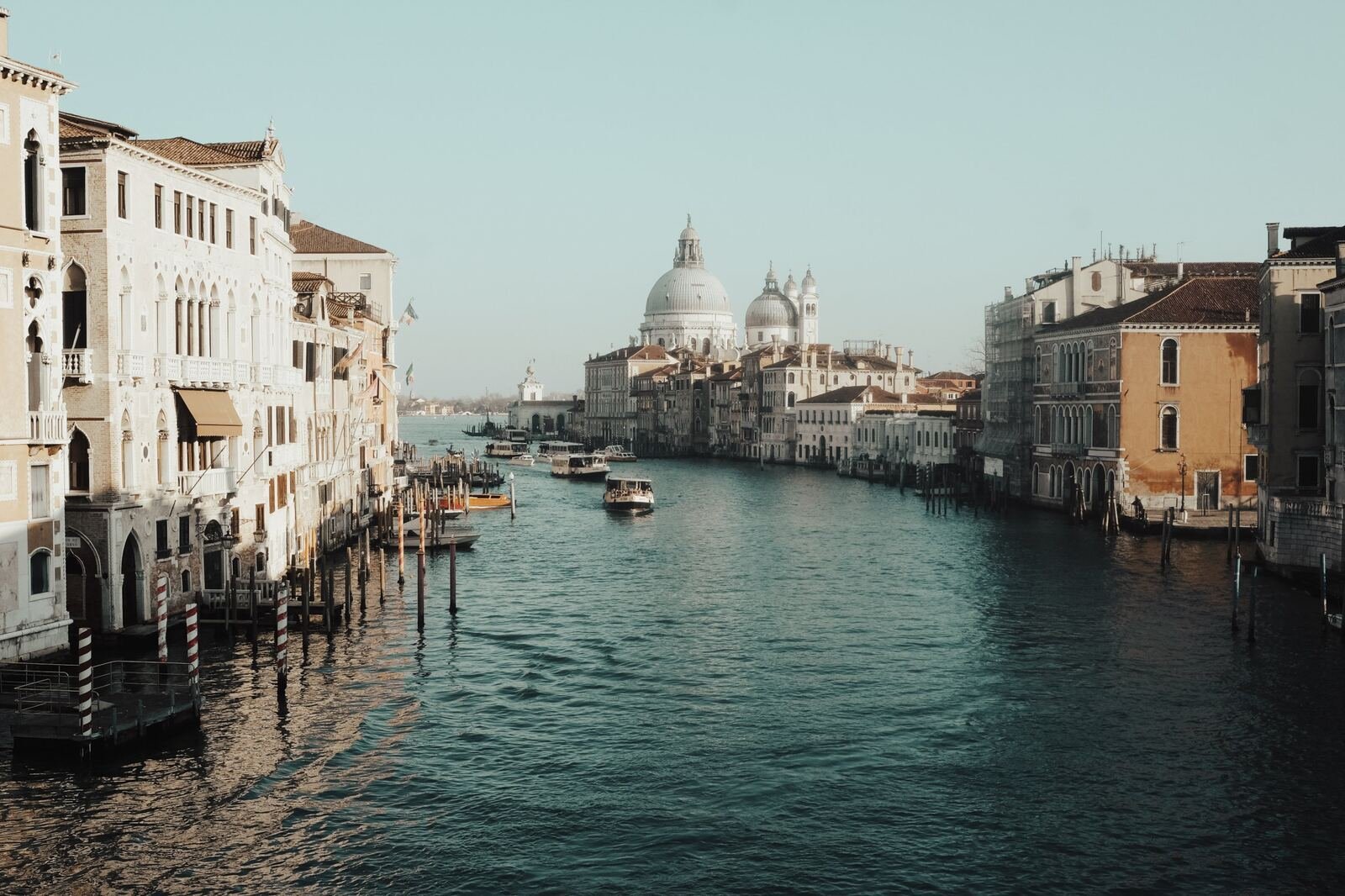 Gran Canal de Venecia con la Basílica de Santa María della Salute